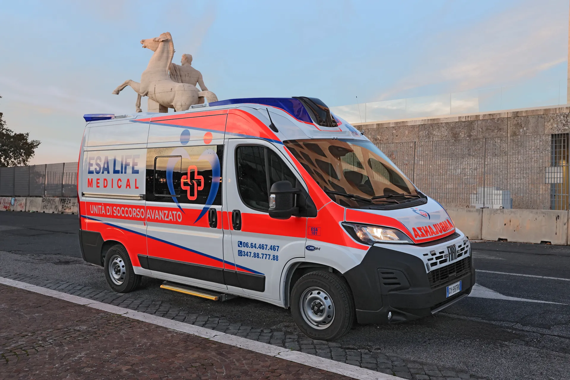 Ambulanza privata Esa Life Medical in servizio su strada a Roma