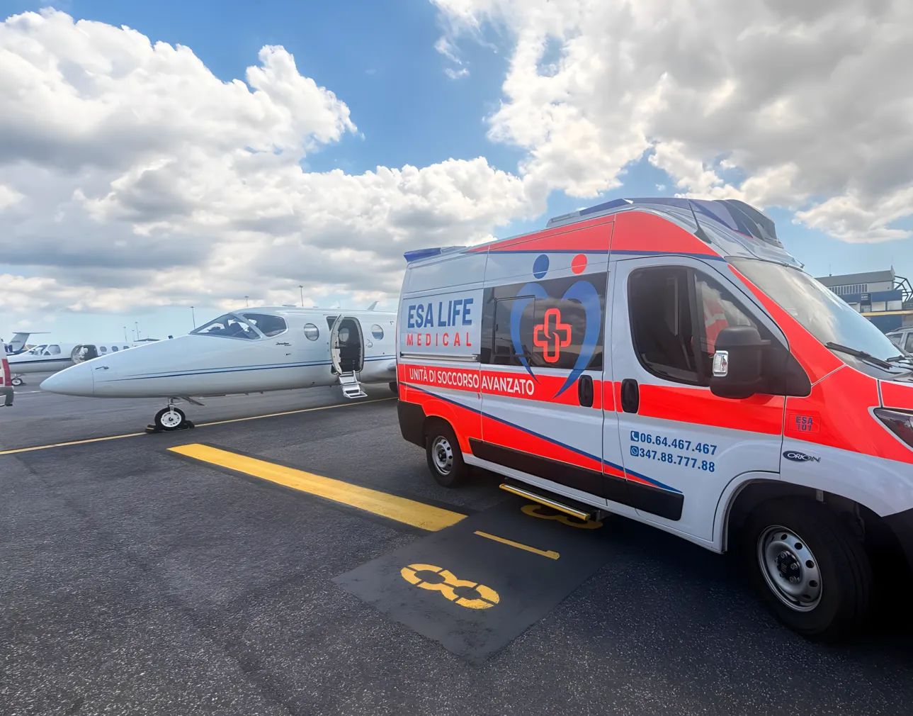 Aeroambulanza in aeroporto per trasporto sanitario con volo