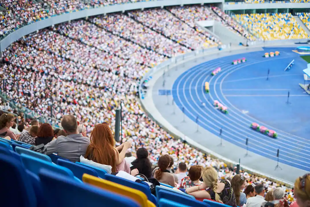 Spettatori a un grande evento sportivo con copertura sanitaria