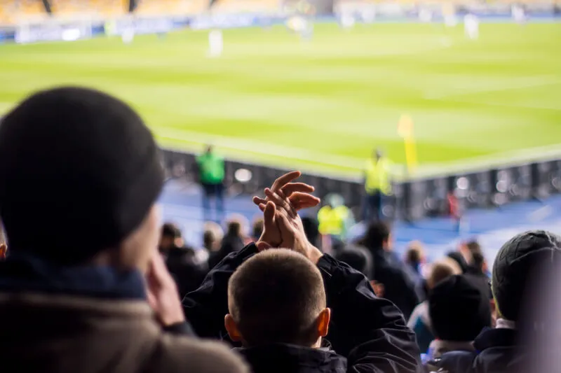 Tifosi allo stadio durante una manifestazione sportiva con assistenza ambulanza